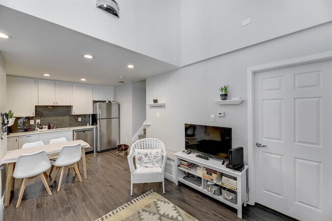 Building Photo - 935 La Posada Dr