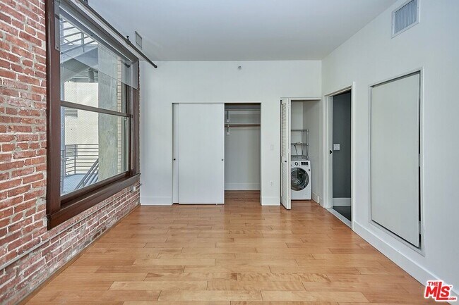 Building Photo - 460 S Spring St