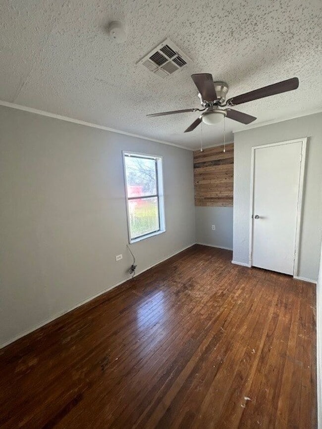 Building Photo - Perfect Family Home