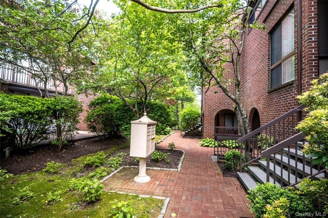 Building Photo - 150 N Bedford Rd