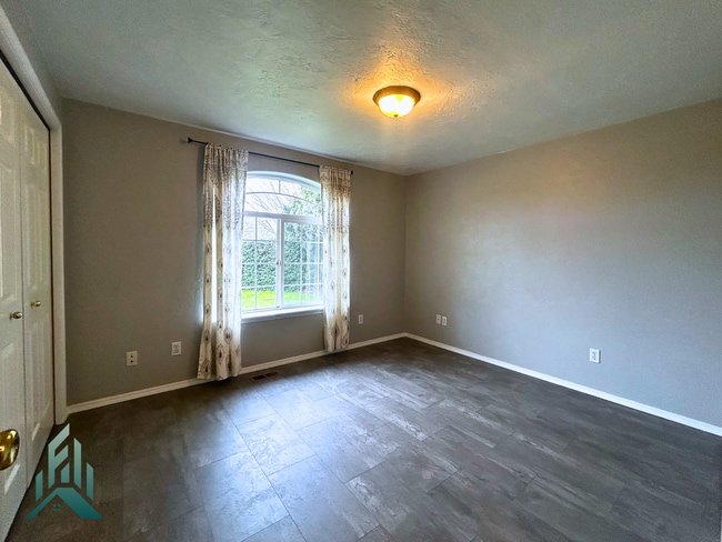 Building Photo - Updated 3 Bed 2 Bath Home