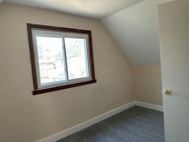 Building Photo - YUO WILL FALL IN LOVE WITH THIS COZY HOME !!!