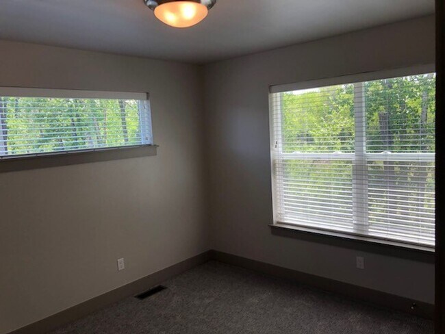 Building Photo - Beautiful Well Lit Four Corners Condo