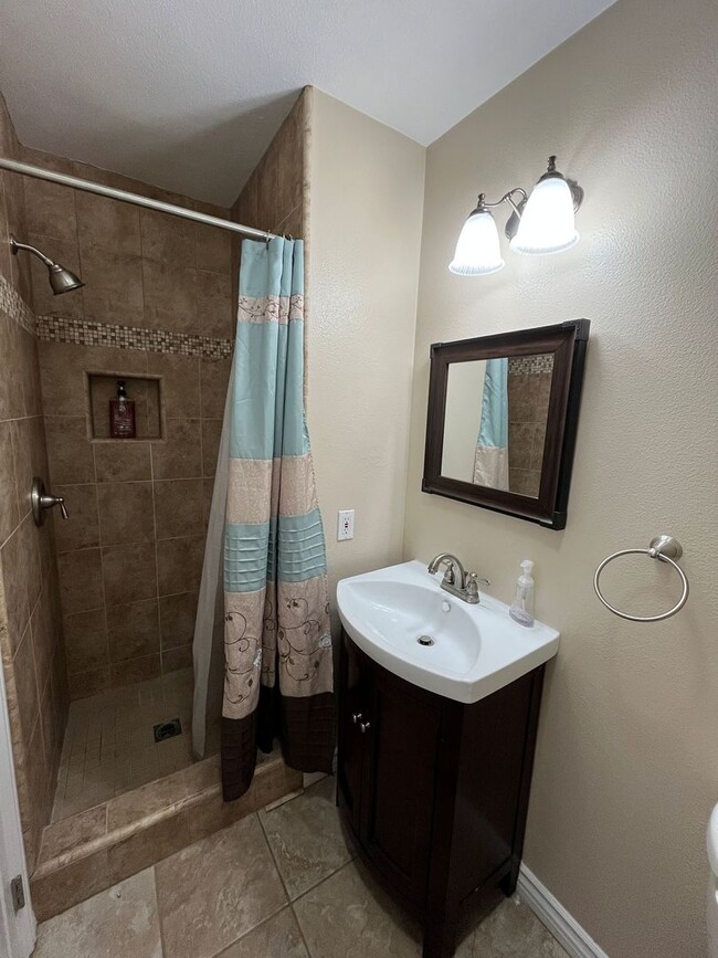 Building Photo - Senior community w/pool, spa, pickle ball ...