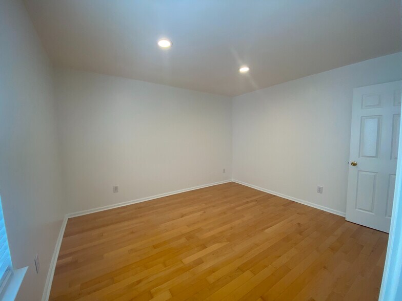 Building Photo - Room in House on Blueshot Ct