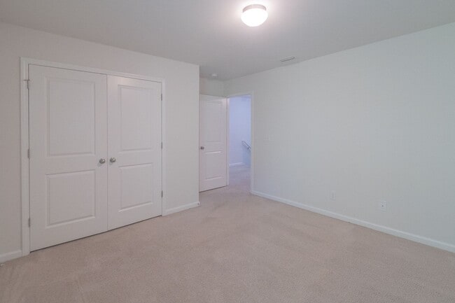 Building Photo - Freshly Renovated 4-Bedroom Home with Mode...
