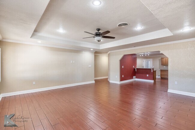 Building Photo - 3 bed, 1.5 bath, XL living room, XL garage...