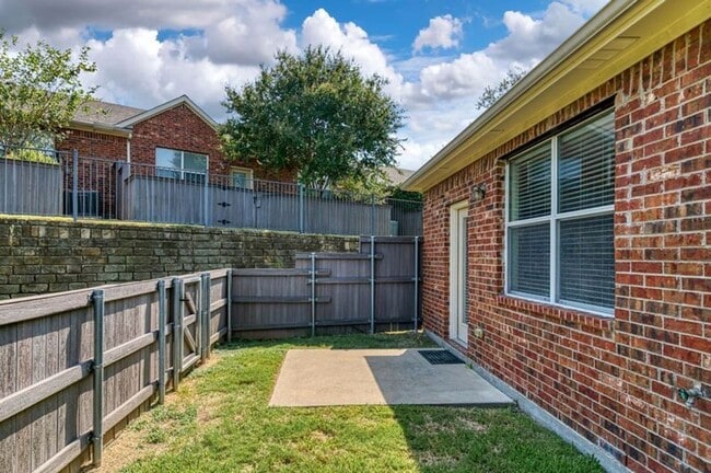 Building Photo - Townhome in Parker Estates!! READY for move in early June