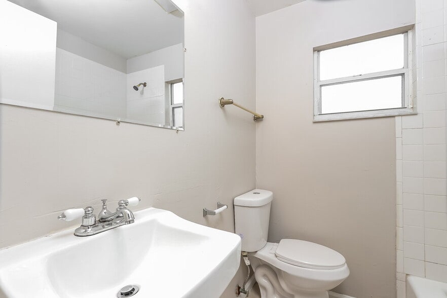 Building Photo - 849 W 5th St