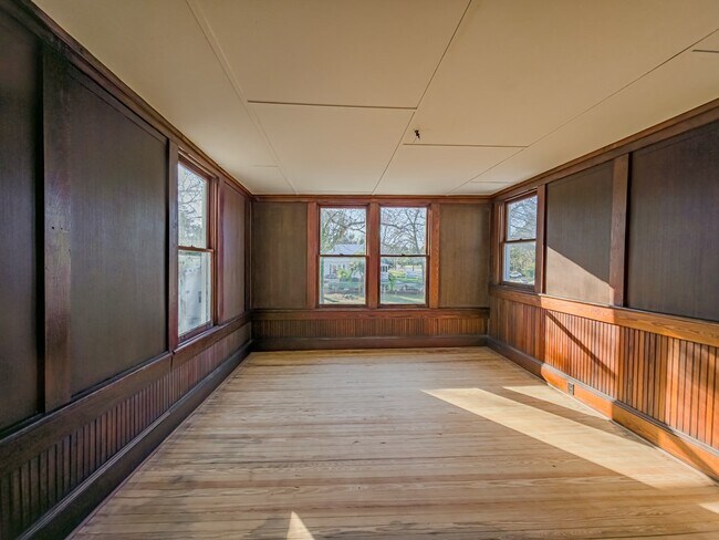 Building Photo - 424 Park Ave N