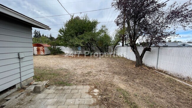 Building Photo - Spacious 4 BD | 2 BA with Backyard - Glads...