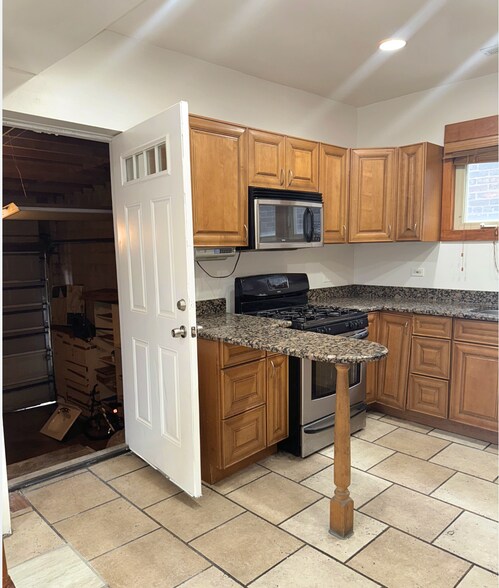 Building Photo - 1814 W Pershing Rd