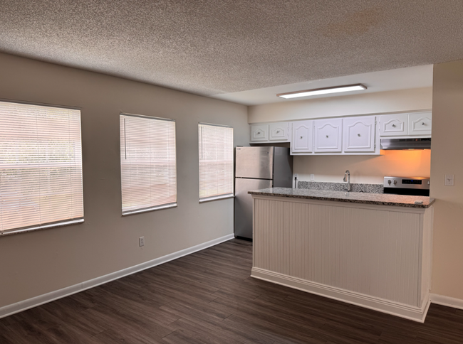 Building Photo - Updated One Bedroom, One Bath Apartment in...