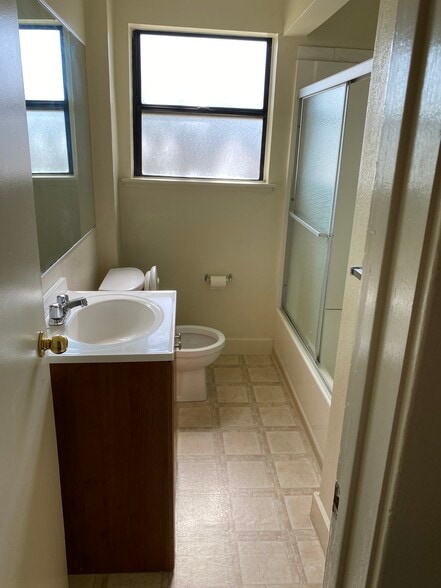 Building Photo - 224 Elefa St