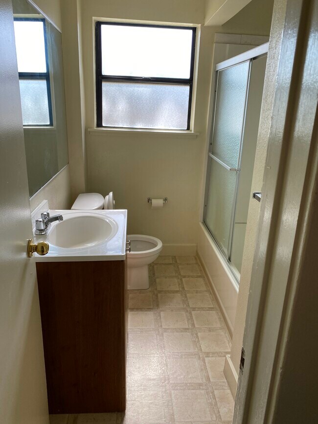 Building Photo - 224 Elefa St