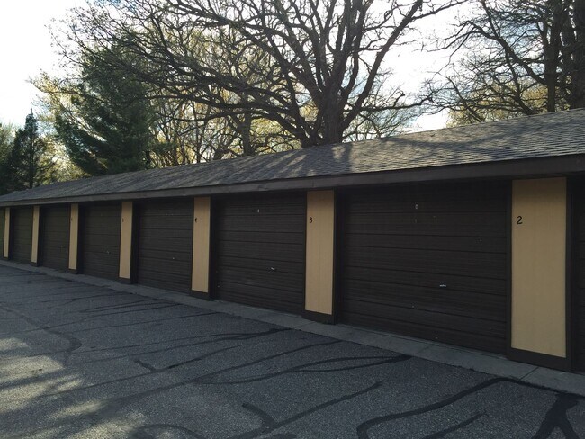 Building Photo - 2 BR 1BA Walkout Patio Garage Included