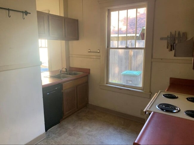 Building Photo - 450 Garland St