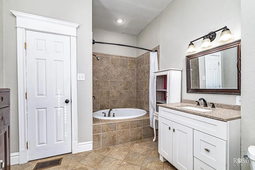 Building Photo - 2 N Adams St