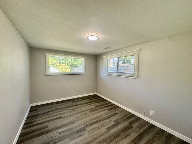Building Photo - Beautifully Remodeled 4-Bedroom Home with Spacious Backyard in Mountlake Terrace