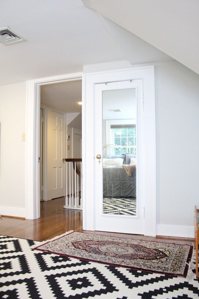 Building Photo - LARCHMONT