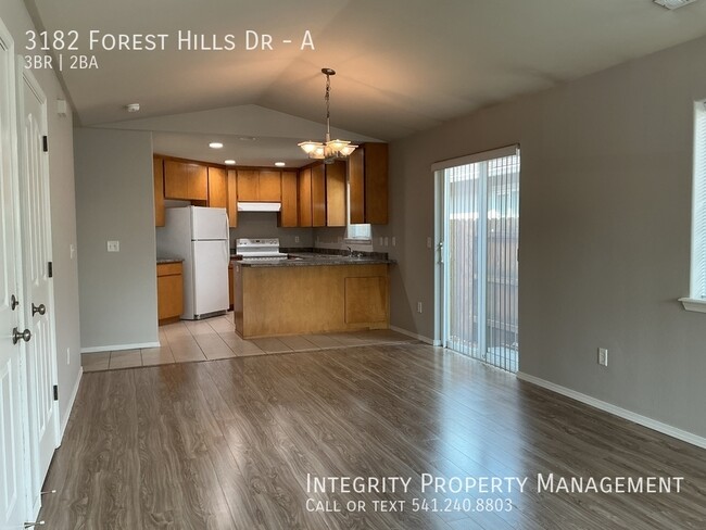 Building Photo - 3182 Forest Hills Dr