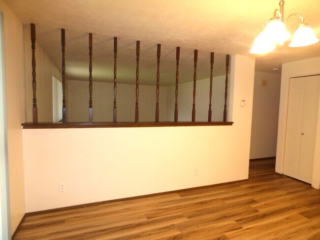Building Photo - Rent Special: FREE May's Rent!!