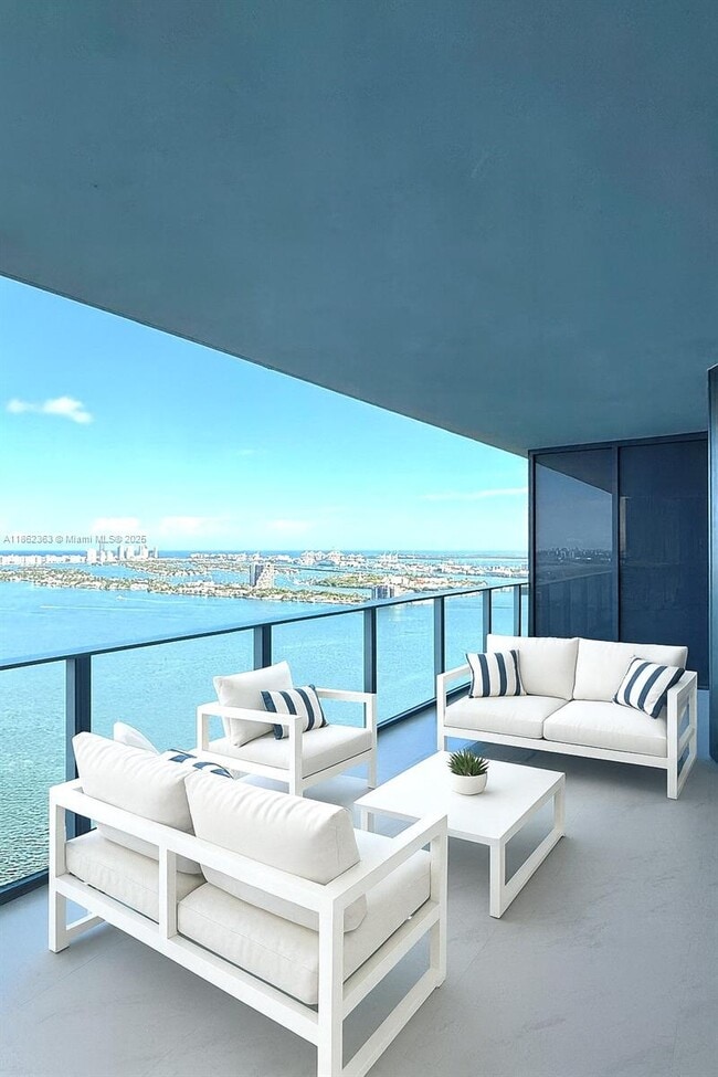 Primary Photo - 700 NE 24th St