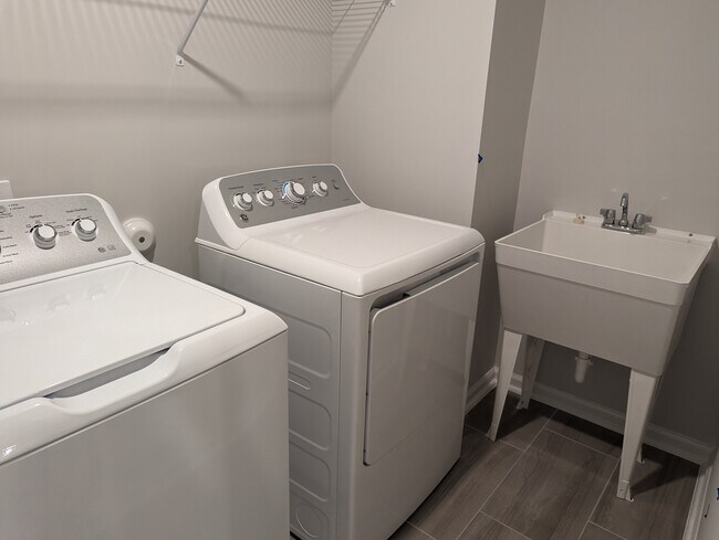 Building Photo - 1838 Porch Swing Way