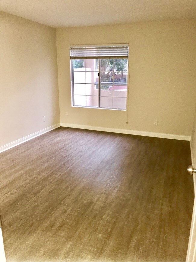 Building Photo - 5540 Owensmouth Ave