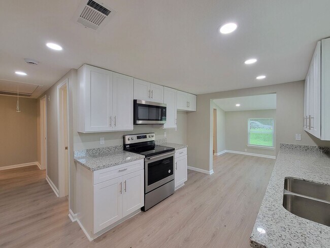 Building Photo - BEAUTIFUL REMODELED 3 BEDROOM 2 BATH IN LA...
