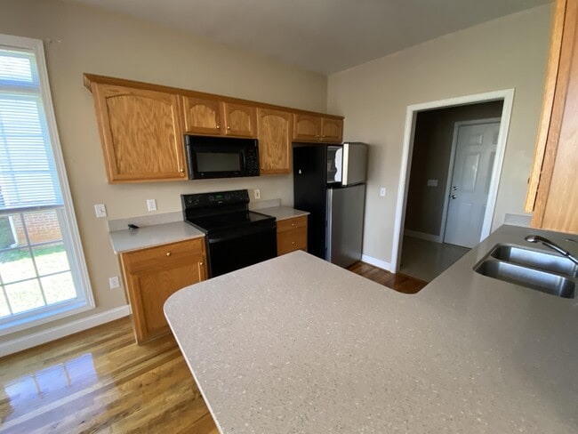 Building Photo - 208 Summergrass Dr