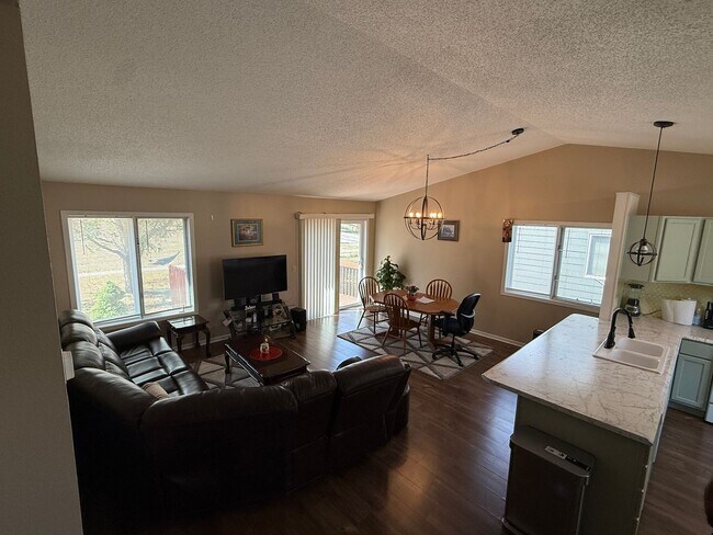 Building Photo - 3 Bedroom, 3 Bath Home for rent Close to t...