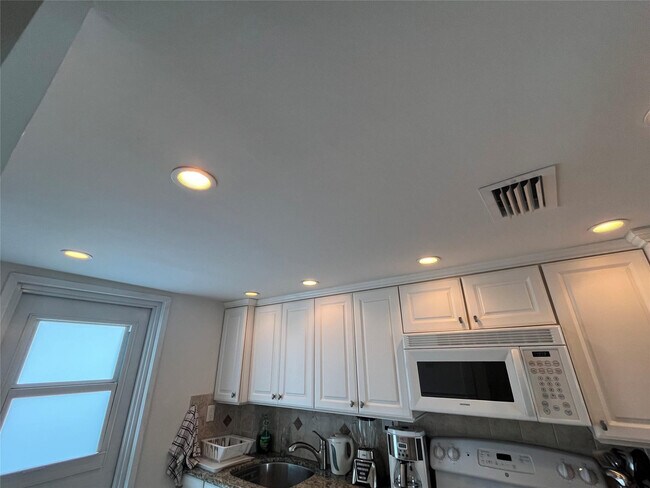 Building Photo - 333 NE 21st Ave