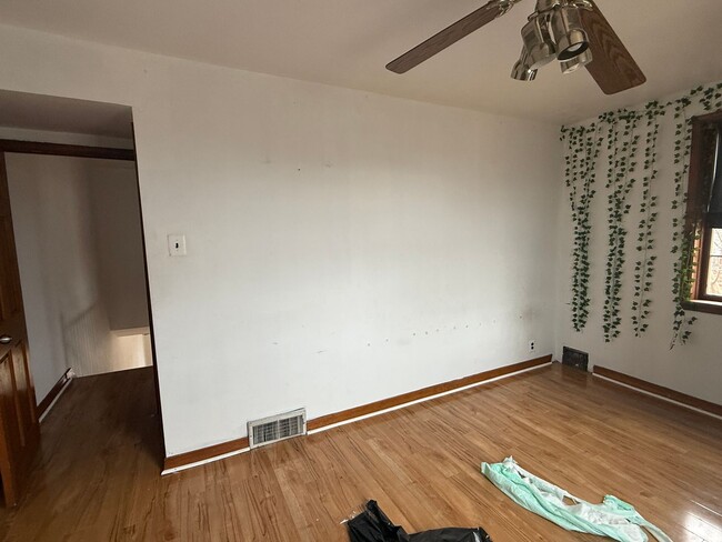 Building Photo - 3 bedroom 1.5 bath house available in Nort...