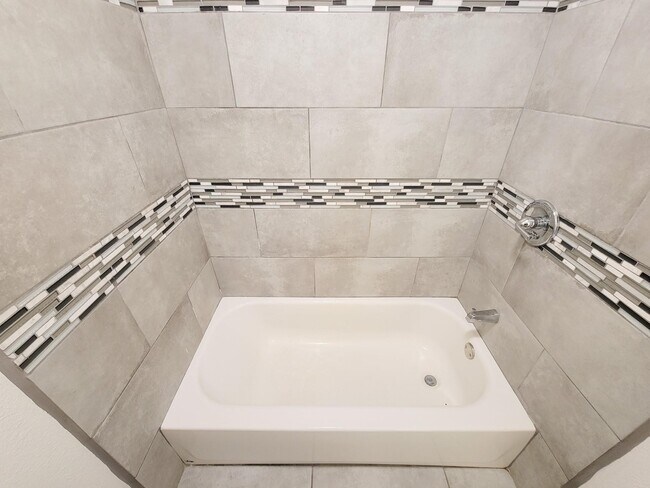 Building Photo - 1418 Vermont St