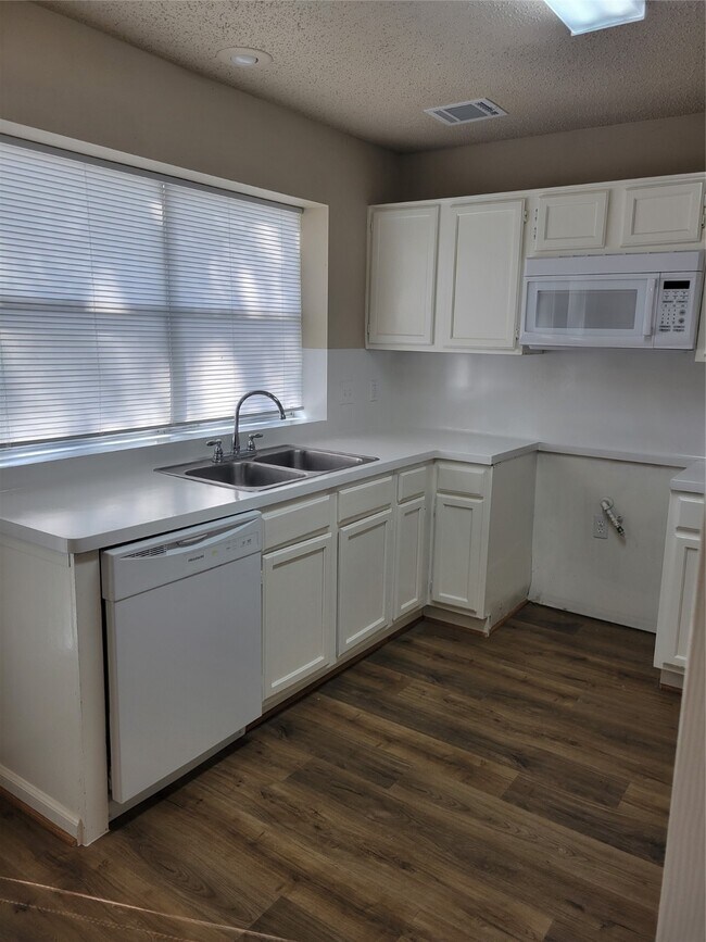 Building Photo - 9315 Southleigh Dr