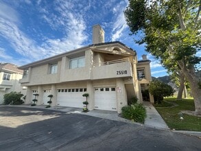 Building Photo - Beautiful 2-Bedroom Upper Corner Unit Townhome in Stevenson Ranch!
