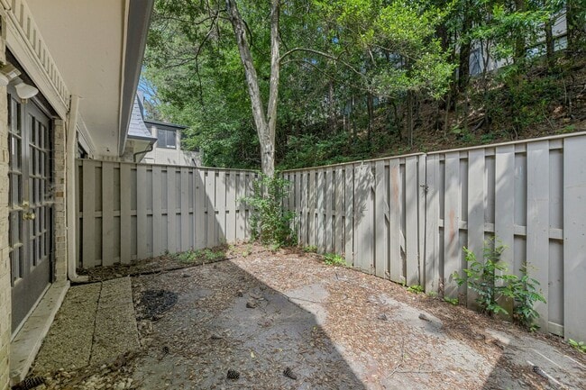 Building Photo - Updated 2BR/2.5BA Townhome in Gated West B...