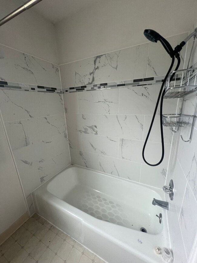 Building Photo - 2 Bedroom, 1 Bathroom Downstairs Duplex