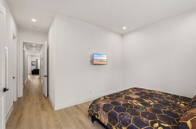 Building Photo - 6528 Weston St