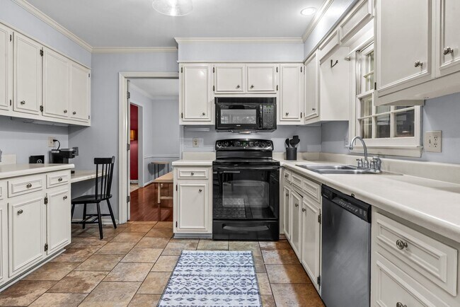 Building Photo - Prime Time Normal Town Living Home!