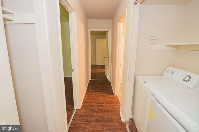 Building Photo - 800 College Ln