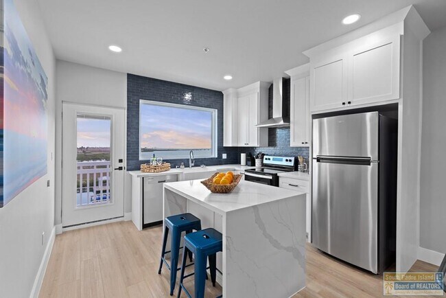 Building Photo - 111 W Sunny Isle Dr