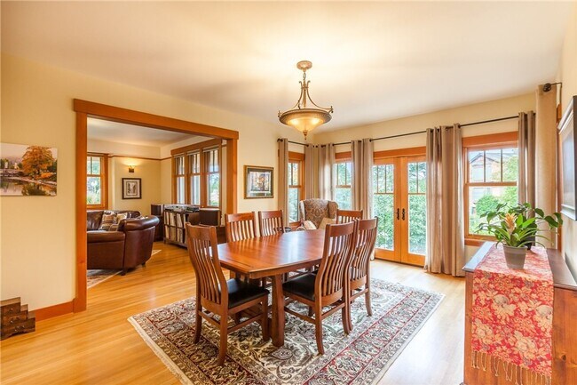 Building Photo - Meticulously designed Craftsman in North Beach with private beach access.