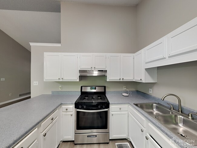 Building Photo - 65 Brentwood Dr