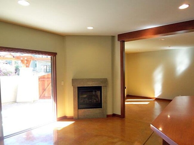 Building Photo - Monclair retreat, space and luxury in serene setting