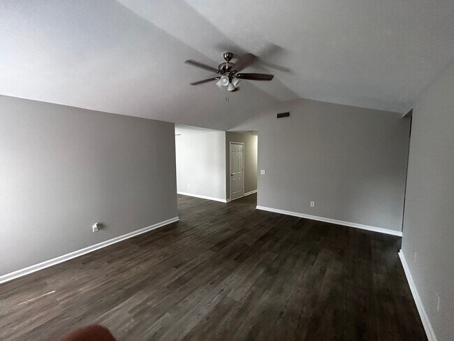 Building Photo - Nice ranch 3/2 with garage. Just renovated