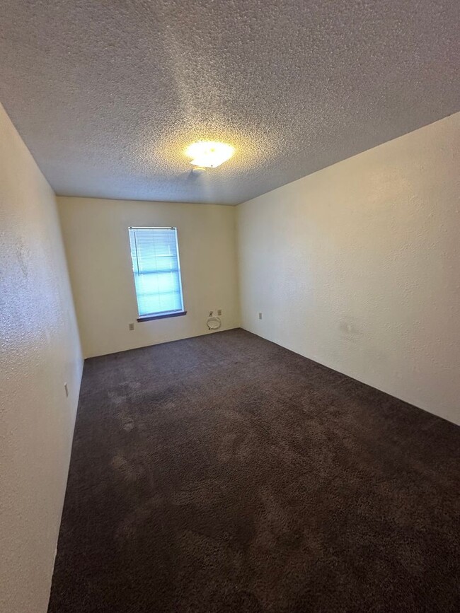 Building Photo - Spacious Upstairs 1 Bed Apartment!