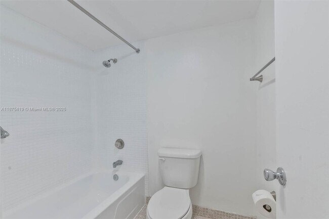 Building Photo - 9682 Fontainebleau Blvd