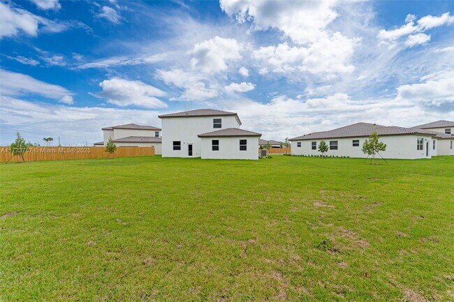 Building Photo - 2700 SE 23rd Ave